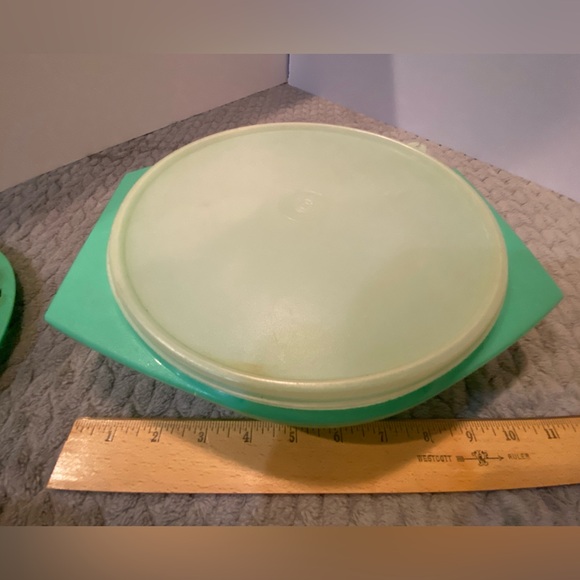 Tupperware jade green Cheese Vegetable Slaw Grater Bowl. #786-9Great cond-sharp! - Picture 2 of 9